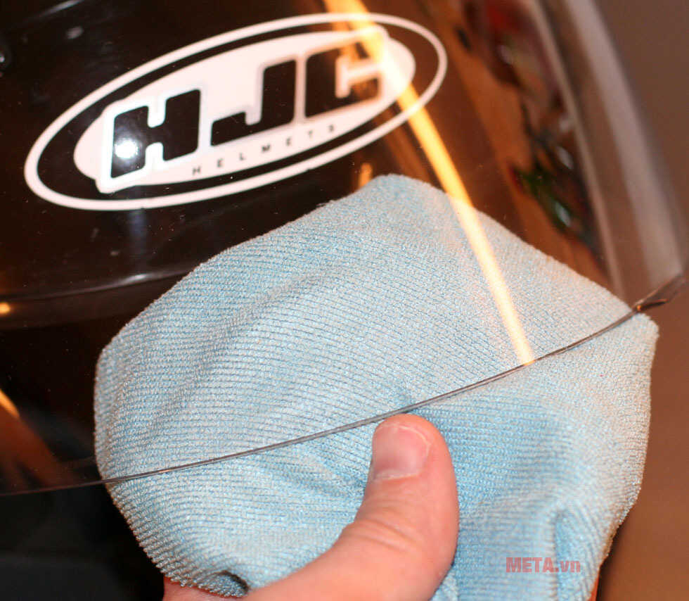 Cách Đánh Bóng Kính Mũ Bảo Hiểm Đơn Giản Tại Nhà dùng khăn bông lau sạch những vết bẩn và bụi bẩn trên kính