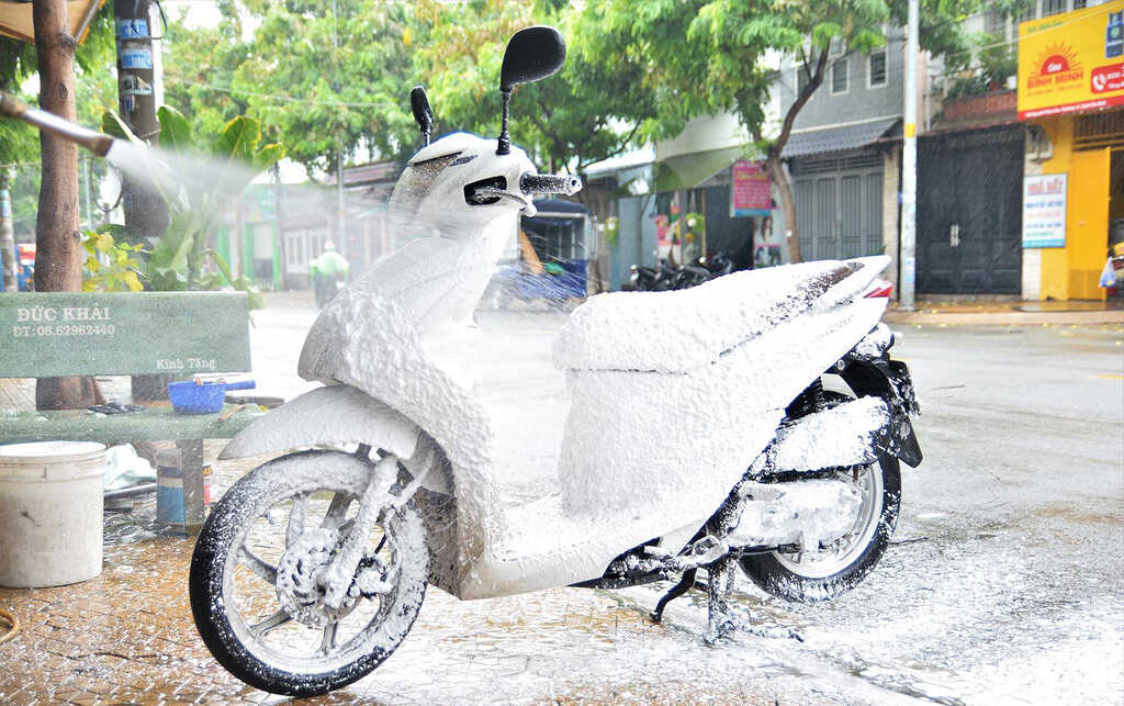 10 Điều Cần Lưu Ý Cách Chăm Sóc Và Bảo Trì Xe Tay Ga Rửa xe sạch sẽ giúp mang lại cảm giác thoải mái